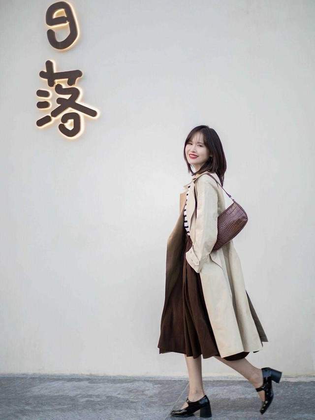 小姐姐|入秋外套不知如何选,一件风衣就够了,大气又时尚,还能提升气质