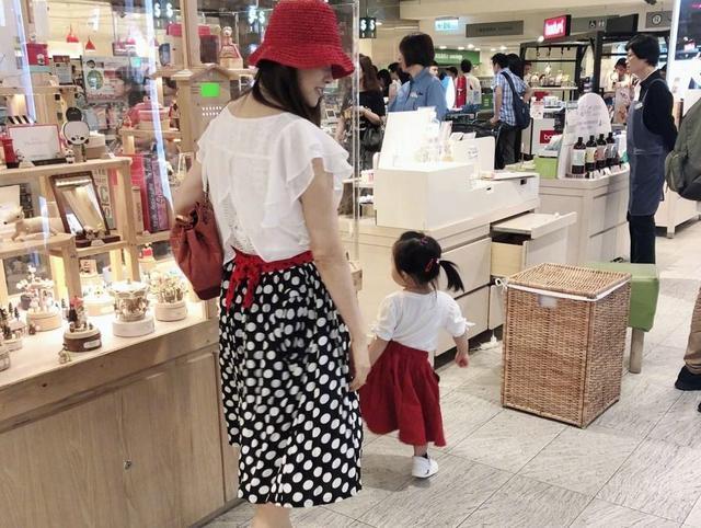 邋遢|妈妈穿“露肩装”逛街,直男儿子为她操碎了心,暖心举动笑翻网友