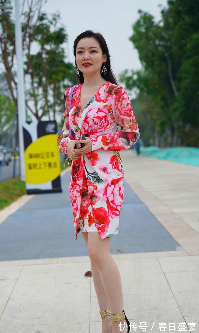 面料|清凉优雅的搭配，吊带衫配阔腿裤，清爽有气质，很难让人不爱