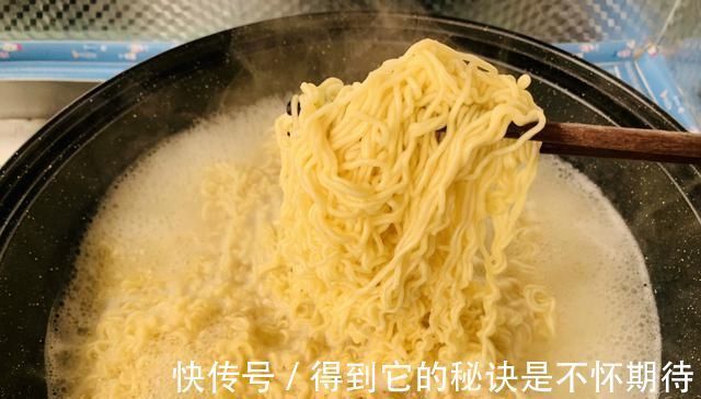 方便面别总是煮着吃,这样做比张云雷泡面的还香,朋友都说太豪华