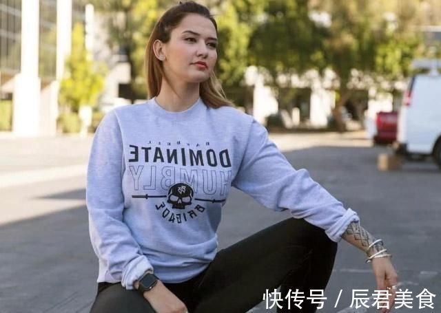 健身房|父母痴迷健身,孩子一岁腹肌线条明显,这怕是成年人都比不了吧