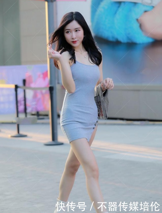 裙装|灰色针织修身裙搭配法式白色小短靴，清新亮丽，气质满满