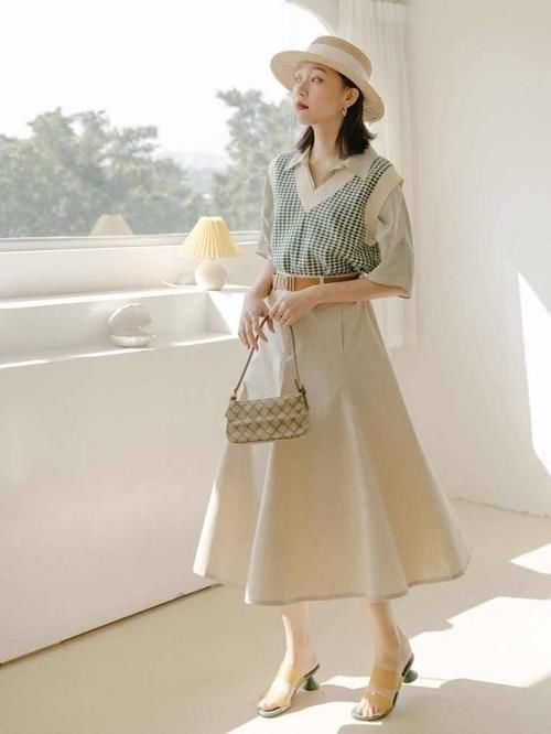 纯色|建议四五十岁的女人，入秋后多穿这条“裙子”，优雅减龄显气质