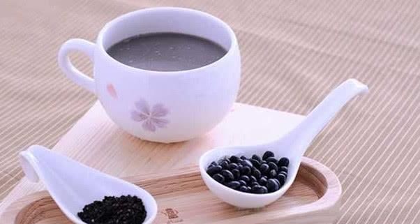 黑豆加“它”泡水，坚持每天喝，乌发养颜，白发悄悄变黑发！