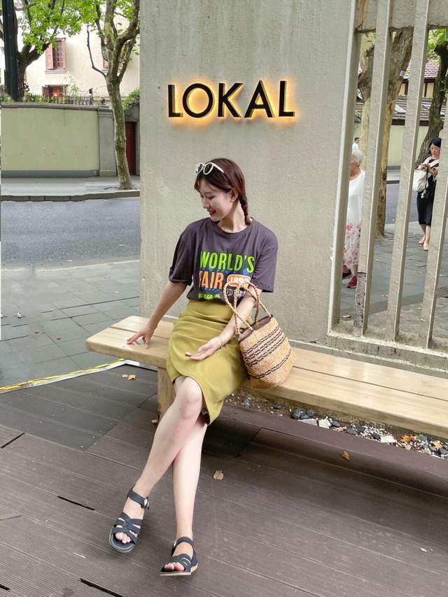 牛仔裤|想要搭配出氛围感其实很简单,条纹衫配牛仔裤简约利落,高级时髦