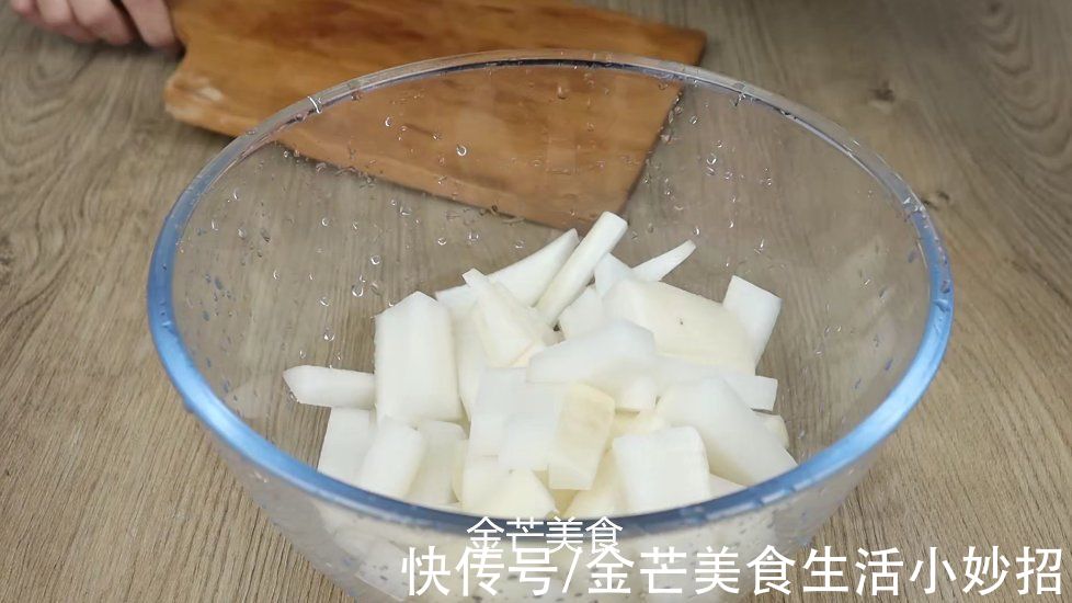 腌萝卜时,只用盐杀水就错了,跟我学会这招,萝卜香脆爽口不涩口