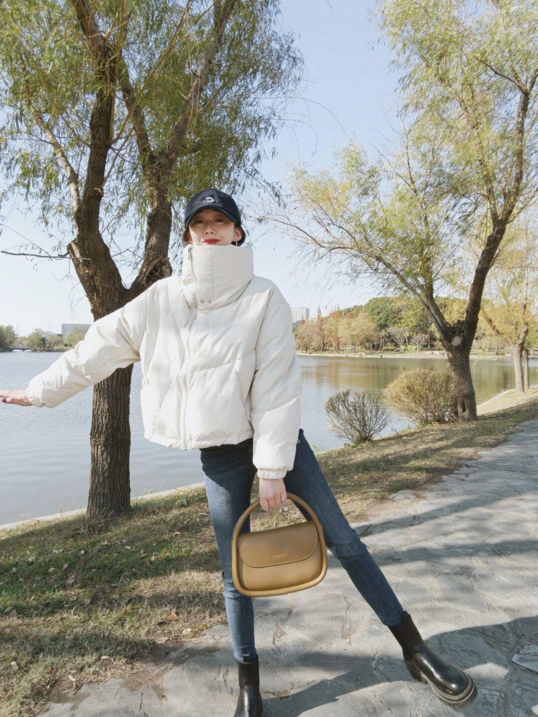 修身牛仔裤 羽绒服才是冬季穿搭的“神”,保暖又时尚,谁都离不开它