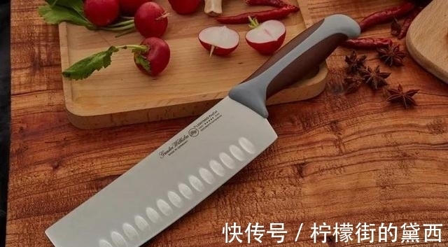 厨房油渍太多难清洁,简单一招,油污轻松擦干净,省时省力