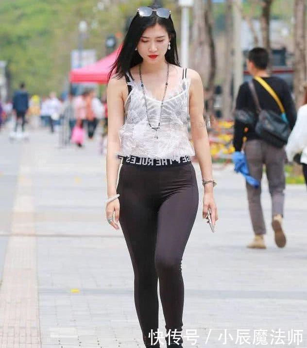 美女穿搭简洁时尚的的打底裤，青春气息十足，展现简约清新的美