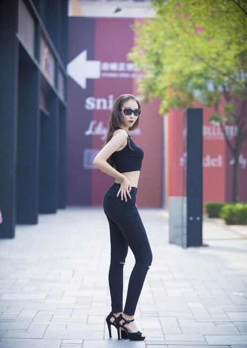  街拍，粉色的针织背心搭配牛仔裤，简约大方