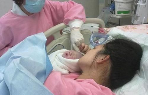 宝宝|“母子连心”,刚出生的宝宝向妈妈求抱抱,网友:这一幕太暖心了