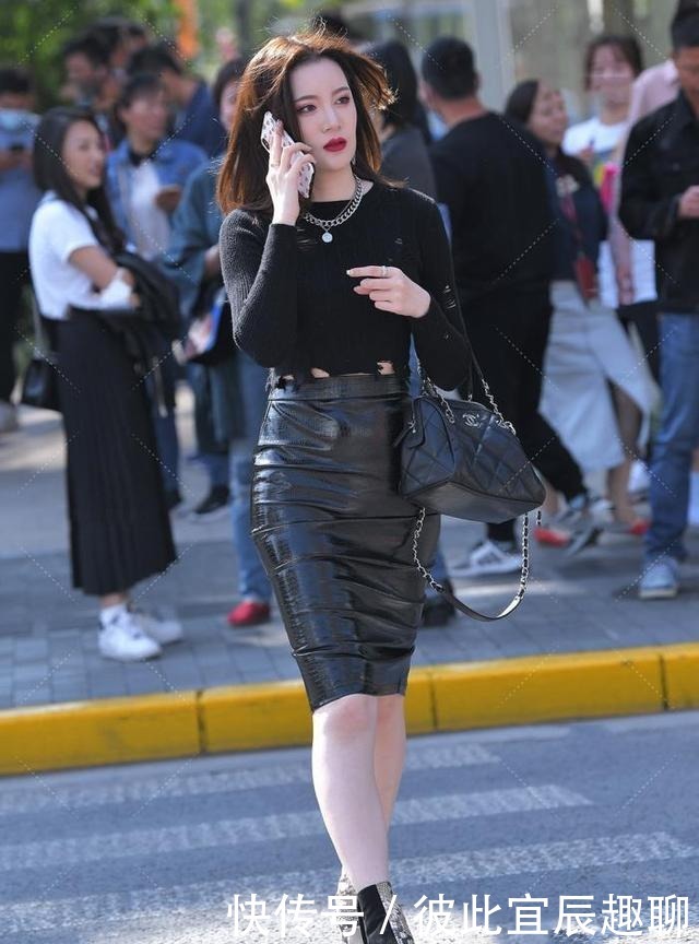 30+女性与皮裙相撞,营造出精致的贵妇感,时尚减龄提高气质
