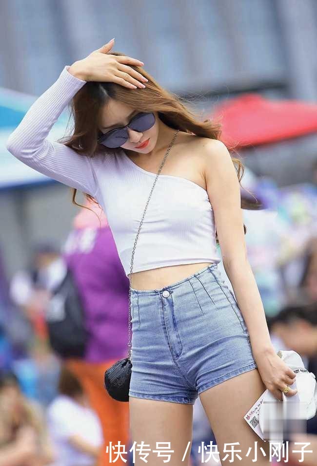 牛仔|个性单肩上衣,搭配简单的牛仔热裤,让整个人更加魅力动人