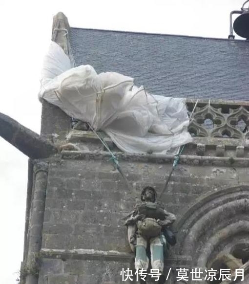 诺曼底|一个被挂在法国教堂上的美国伞兵,他在这里已经挂了70多年