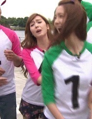 |搞笑GIF趣图:妹子,没想到吧?洗个手还能碰到惊喜!