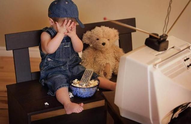 家长|电视出现“AA”镜头时,家长还在捂孩子眼睛?这3方法会更管用