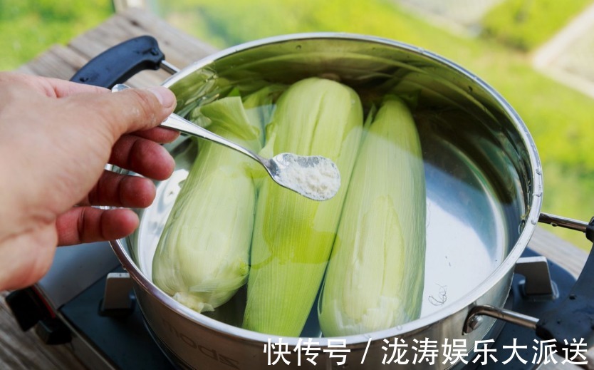 煮玉米，只加水是外行！多放2种料，香甜软糯，鲜美营养，更好吃
