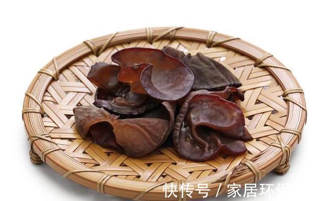 浸泡|炒木耳时,总是“噼里啪啦”响,教你3招,木耳软嫩好吃不炸锅