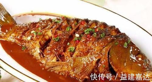 做红烧鱼，最忌只用料酒和醋去腥，老师傅都这么做，肉质嫩滑爽口