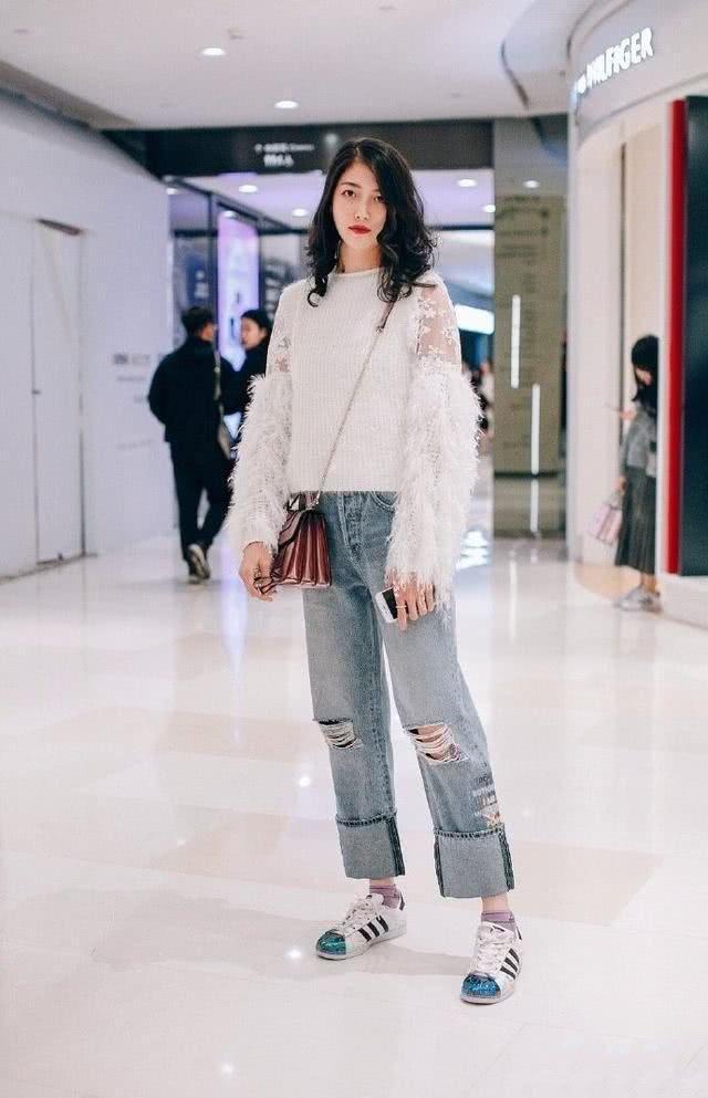 街拍:戴一顶时尚的圆帽,酷酷的太阳镜,美女看起来很有时髦的气质