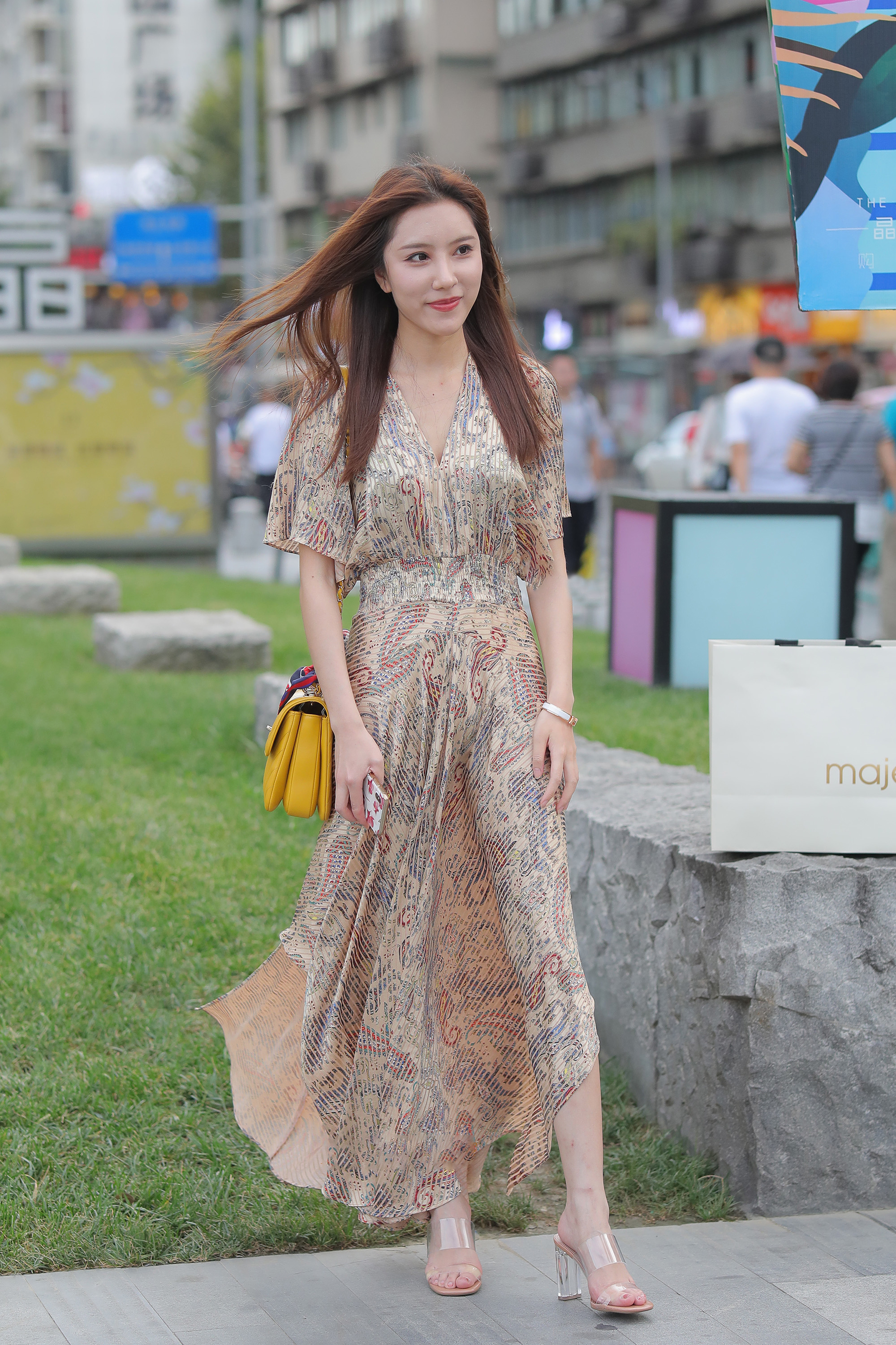 啥样|时尚街拍这得是啥样人能娶的媳妇,要不要这么美呀