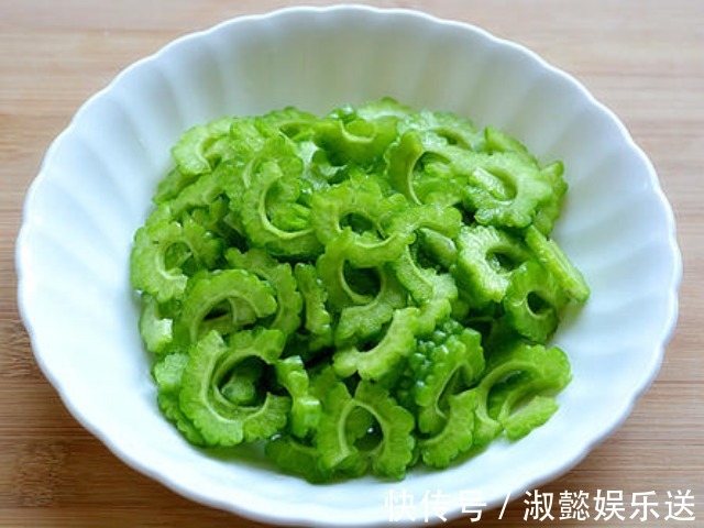 并发症|苦瓜里加点“料”,连吃一周,血糖一降再降,并发症也消失了