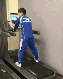 |搞笑GIF:男子骑自行车送花告白,美女的反应太霸气,底气十足!