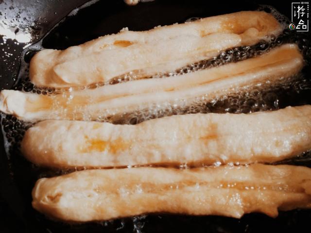 在家炸油条详细解析提前一天用温牛奶和面，下锅前必须使劲拉扯