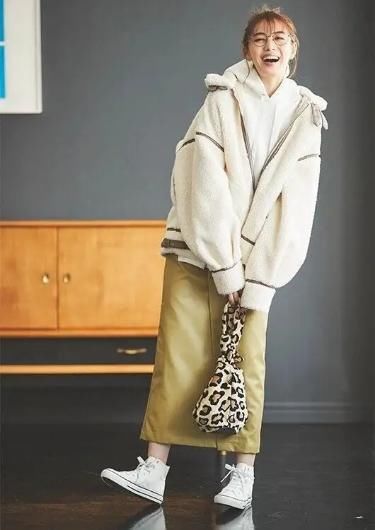 最近火了一种穿法：羊羔毛外套+裙装，时髦不冻人，潮人都上头了