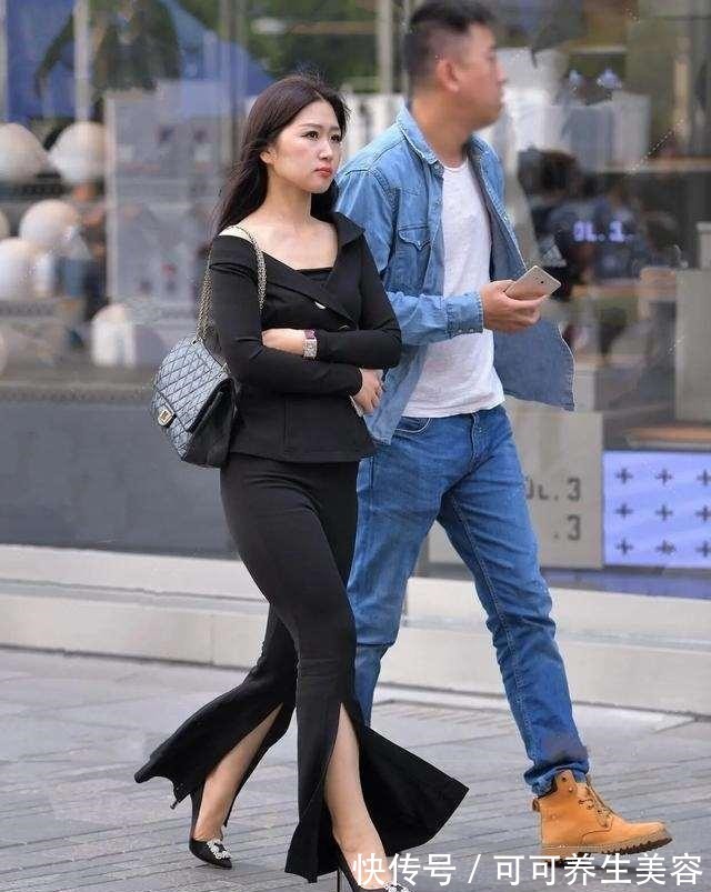 打底衫 黑色打底裤搭配性感上衣,偏甜美风,突出你的身材比例!