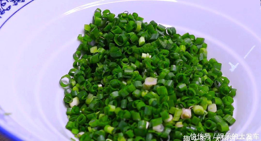 炸制|萝卜的这种吃法还是头一次见,不炒不凉拌,吃一次就忘不掉,真香