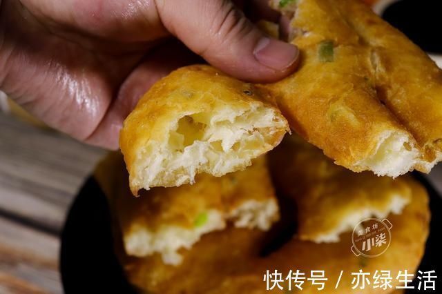 葱油饼的正确做法，不揉面不擀面，蓬松不油腻，比油条简单还好吃