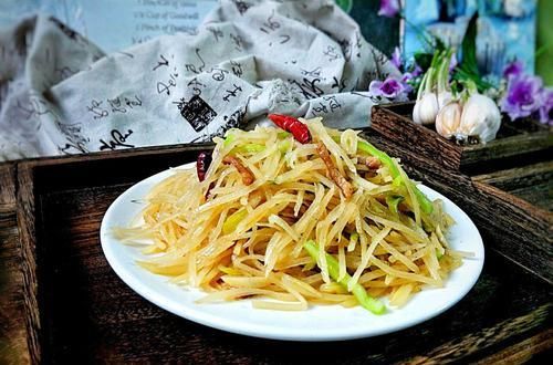 炒土豆丝想要好吃，怎么泡才是关键，厨师都是悄悄这么干