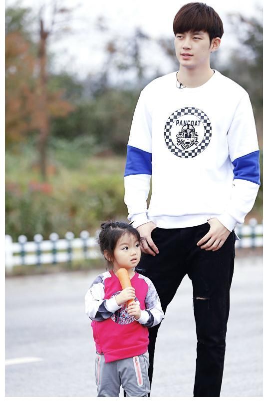 还记得《爸爸去哪儿》的阿拉蕾吗?董力晒出合照,模样变这样了