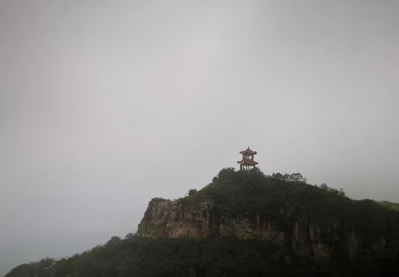  悬崖|太行深处的悬崖古寺，凿了60多年才建成，至今已有400年历史