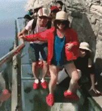 |搞笑GIF段子:理发店小哥也有心情暴躁的时候