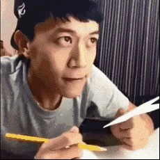 |搞笑GIF图：美女刚睡醒的样子vs你刚睡醒的样子！