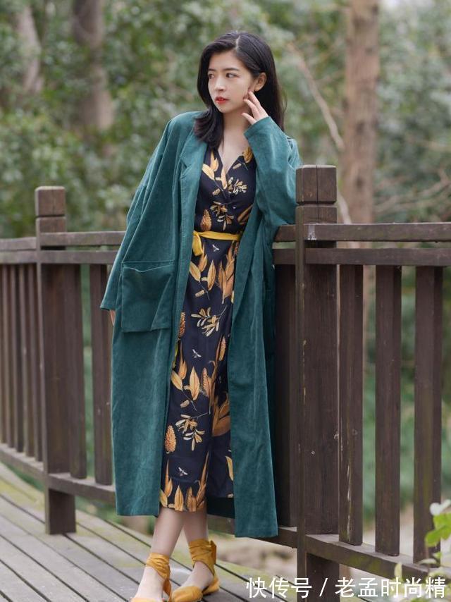 冬天|冬天穿“长大衣+连衣裙”,优雅高级,这才是中年女人该有的打扮