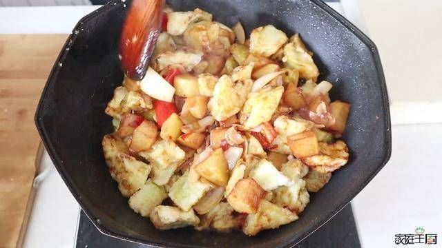 土豆和茄子别炖着吃了,教你新做法,比红烧肉还香,看着就流口水