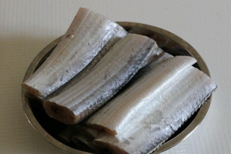 干炸带鱼时,别再裹淀粉了,学会饭店大厨的方法,外酥里嫩不粘锅