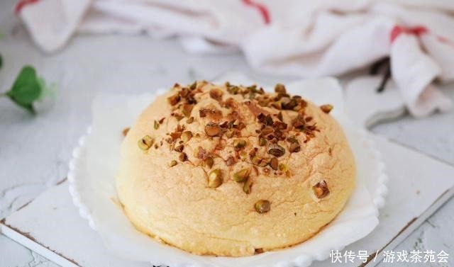 这个蛋糕不用面粉,只用蛋清就能做,入口即化,简单零失败!