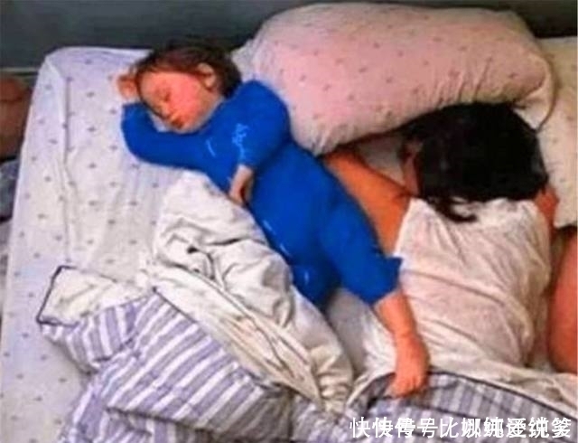 宝宝|三岁宝宝和父母一起睡觉的场面,厉害了我的宝宝!