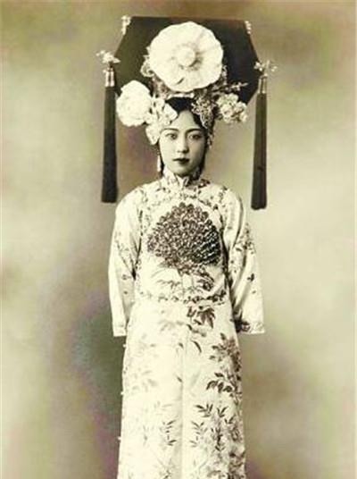 孟小冬@杜月笙的妻子孟小冬,穿旗装不好看,换民国装就是天仙!