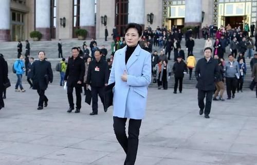 女人过50好气质得靠衣品撑！瞧主持人周涛穿搭，时髦大气显年轻