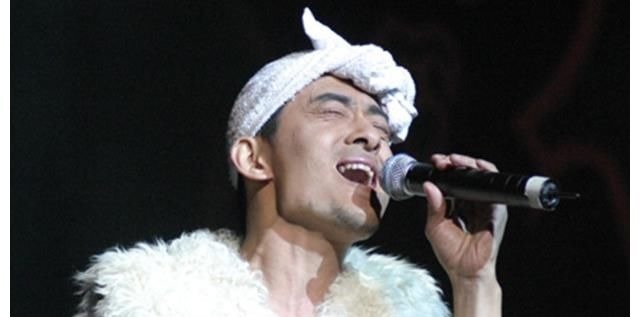 他们成名《星光大道》，同样是炫富，一个被封杀，一个却被称赞