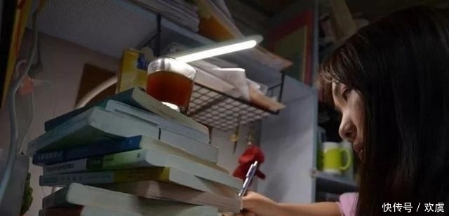 女大学生发型宛如70后，复古卡子成亮点，这不是“妈妈”同款吗？