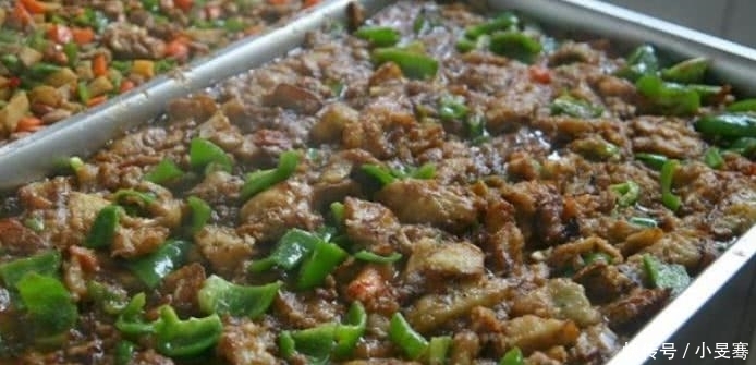 个菜|公司食堂真“奇葩”,6元8个菜,员工却边吃边哭:不来第2次了