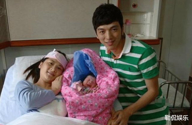 出产房|产妇偷偷给医生塞了一张小纸条,医生看完后,泪目了