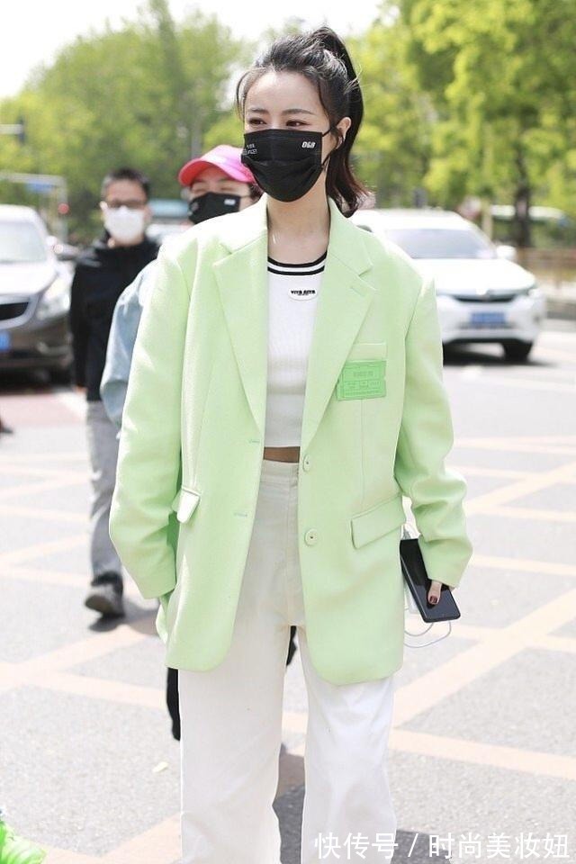 衬衫|薇娅真是带货“天花板”,穿露胃衬衫配高腰裤,气质媲美大明星