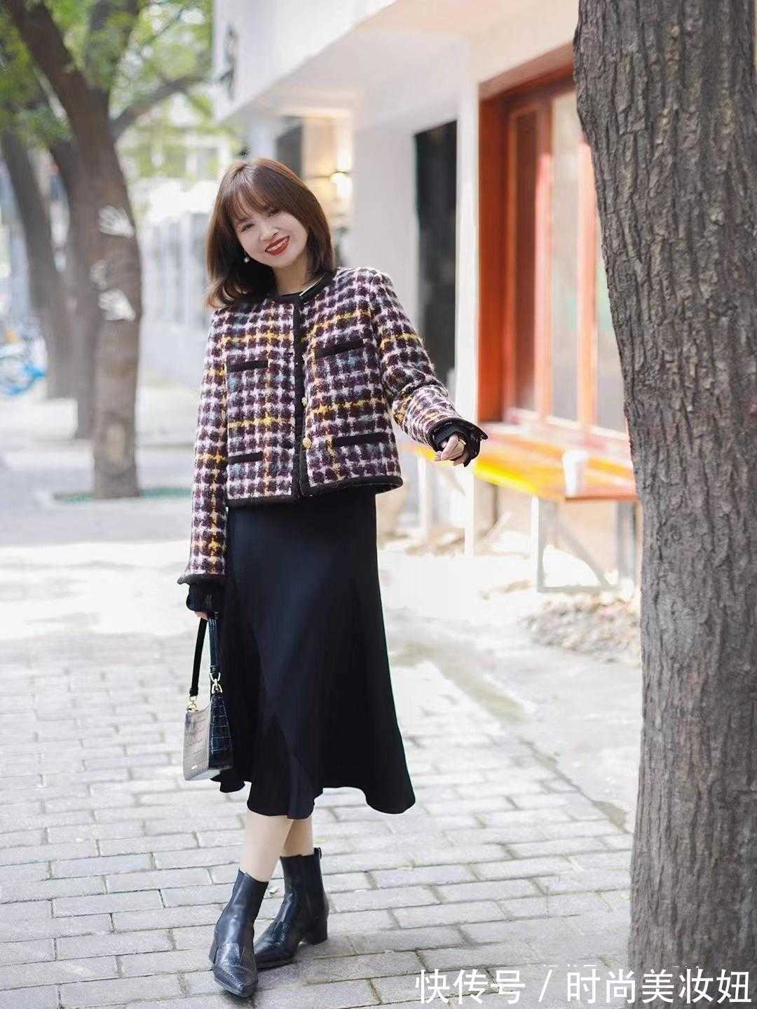 女生们|160的小个子,建议多穿“短外套+半身裙”,显高又提升气质